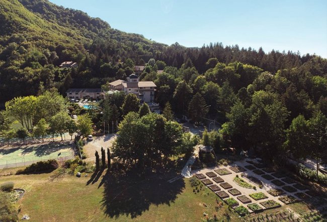 Vista aerea di una villa tra gli alberi.