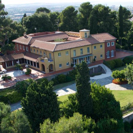 Grande villa circondata da alberi.