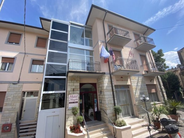 Facciata di hotel con bandiere.