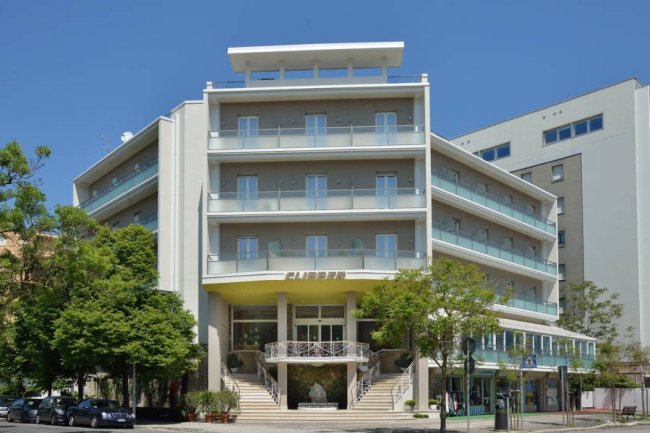 Facciata di un moderno hotel a più piani.