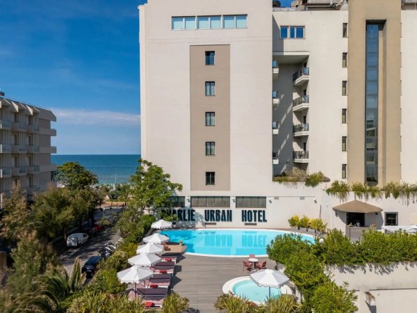 Hotel con piscina e vista sull'oceano.