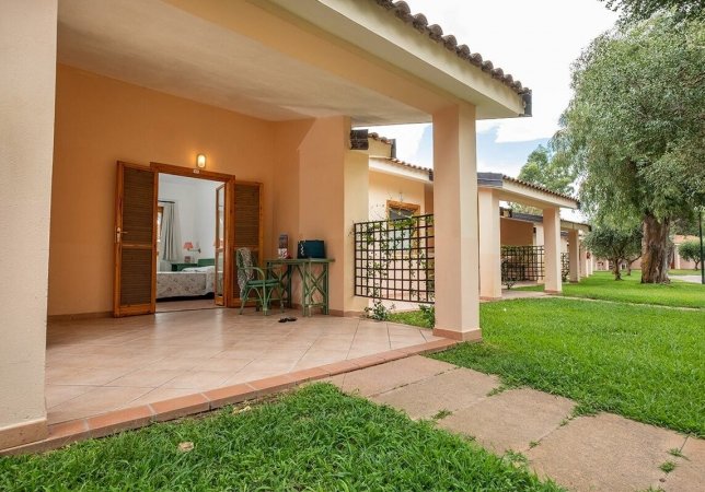 Veranda di una casa con prato verde.
