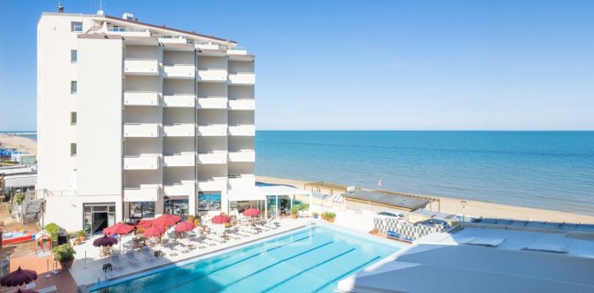 Hotel con piscina vista mare.