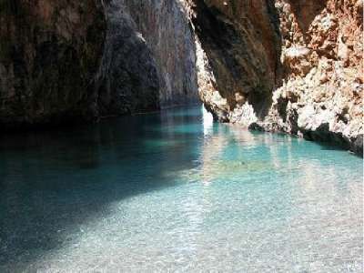 Acqua limpida in una stretta insenatura rocciosa.