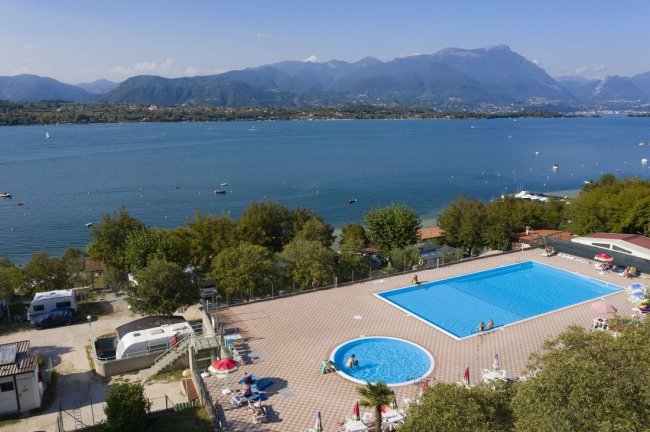 Piscine all'aperto con vista sul lago.