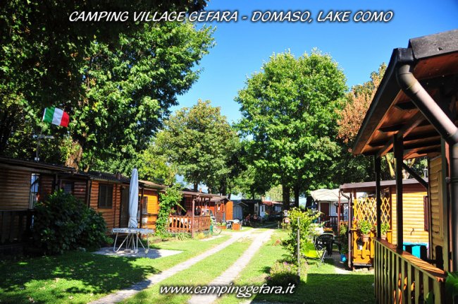 Camping village con bungalow e vialetto.