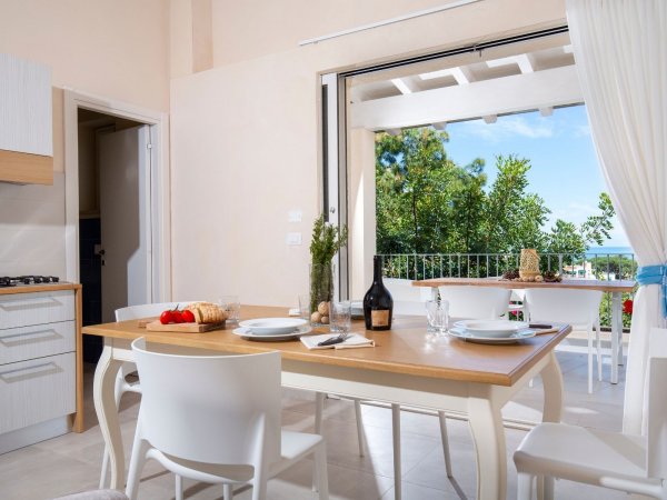 Cucina moderna con tavolo da pranzo e vista sul giardino.