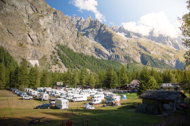 Area campeggio circondata da montagne.