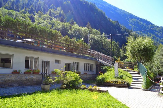 Edificio con giardino in montagna.