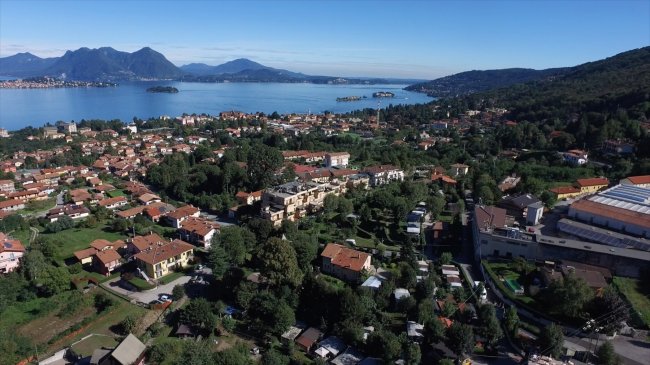 Panorama di un villaggio vicino al lago e montagne.