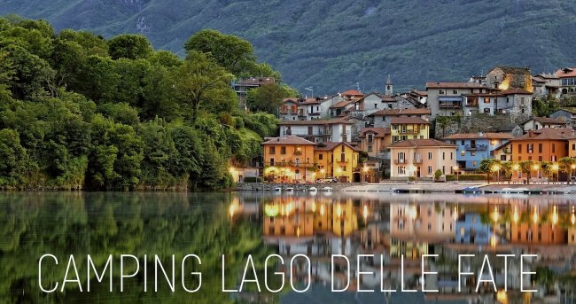 Lago con case colorate riflettenti sull'acqua.