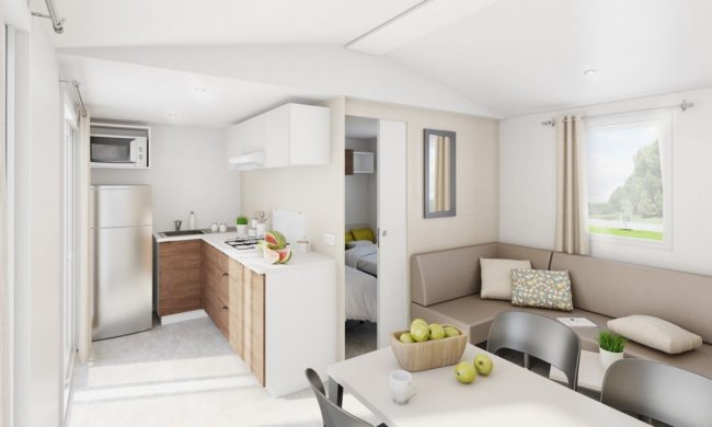 Cucina moderna open space con divano.