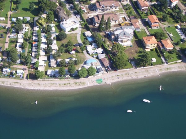 Vista aerea di villaggio turistico e spiaggia.