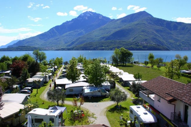 Campeggio con roulotte vicino a un lago.