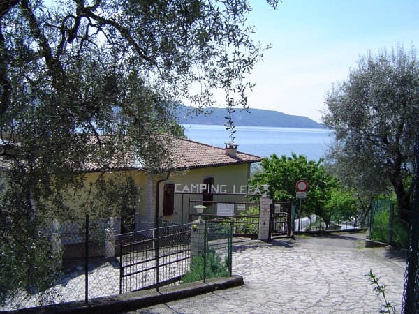 Ingresso di un campeggio con vista sul lago.