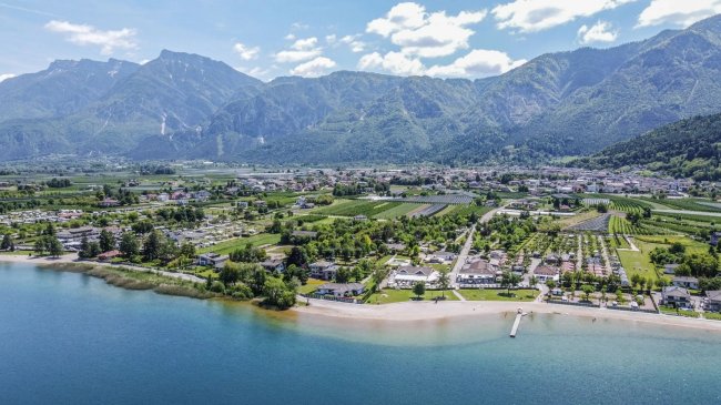 Veduta aerea di un villaggio costiero.