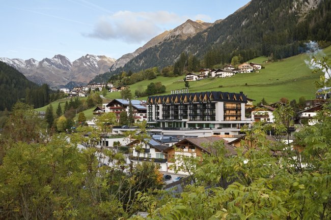 Albergo in un paesaggio montano.