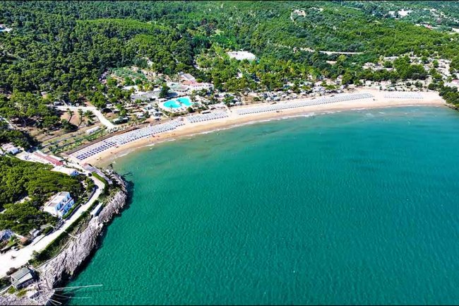 Spiaggia con ombrelloni vista dall'alto.