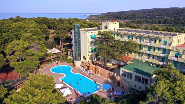 Hotel con piscina circondato da pinete.