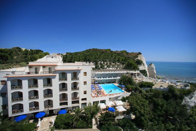 Hotel con piscina vista mare e scogliere.