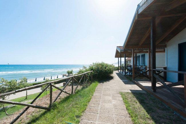 Struttura con veranda vista mare e sentiero costiero.