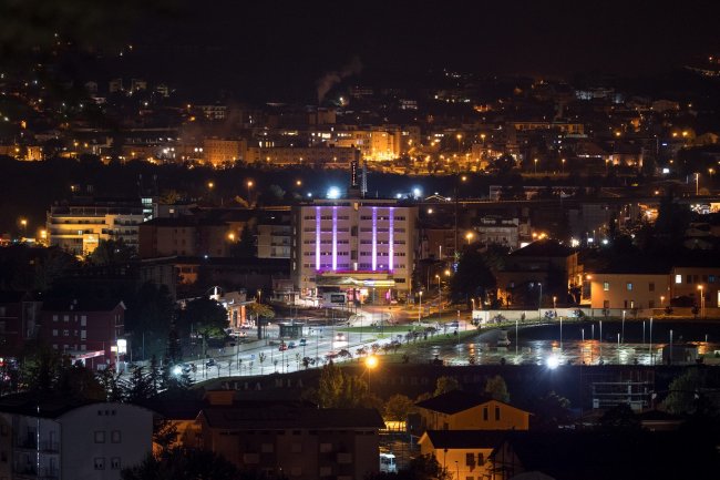 Vista notturna di una città illuminata.