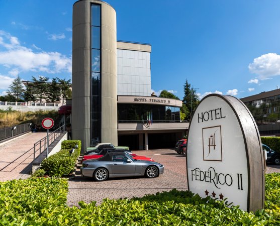 Ingresso dell'Hotel Federico II con auto parcheggiate.