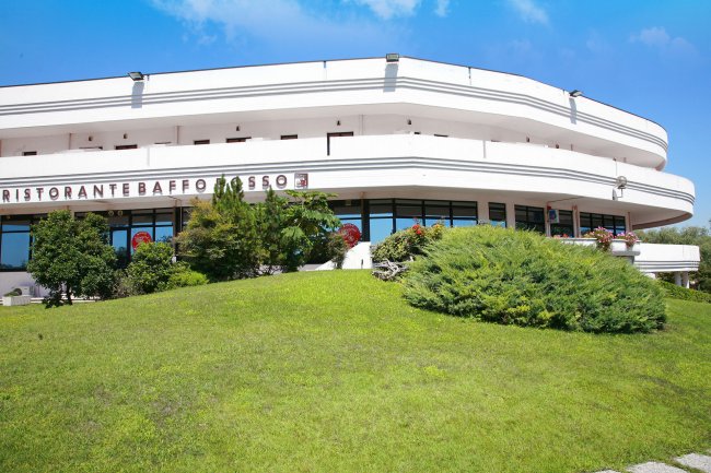 Un grande edificio bianco con scritta 