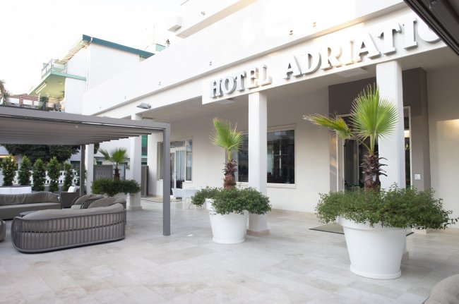 Ingresso dell'Hotel Adriatico con piante.