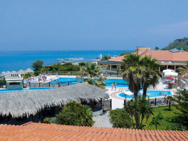 Resort con piscina e vista mare.