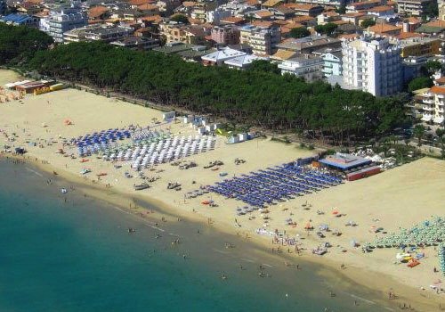 Vista aerea di una spiaggia organizzata con ombrelloni.