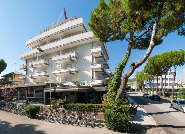 Edificio moderno con biciclette parcheggiate davanti.