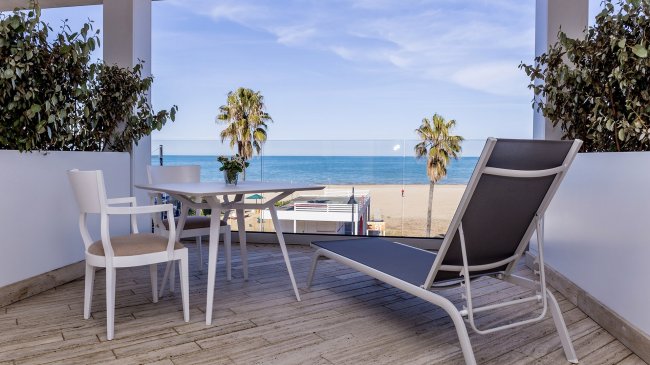 Terrazza con vista mare e sedie.