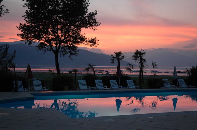 Piscina al tramonto con vista sul mare.