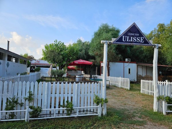 Ingresso del lounge bar Ulisse con recinzione.