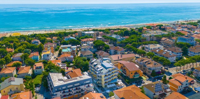 Vista aerea di una città costiera.