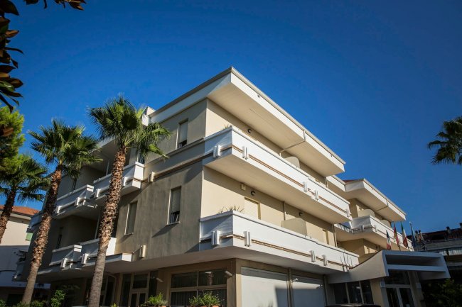 Edificio moderno con palme.