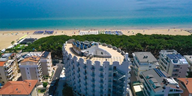 Edificio circolare con vista su spiaggia e mare.