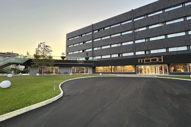 Ingresso di un grande hotel moderno.