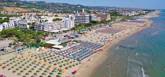 Vista panoramica di una spiaggia affollata.