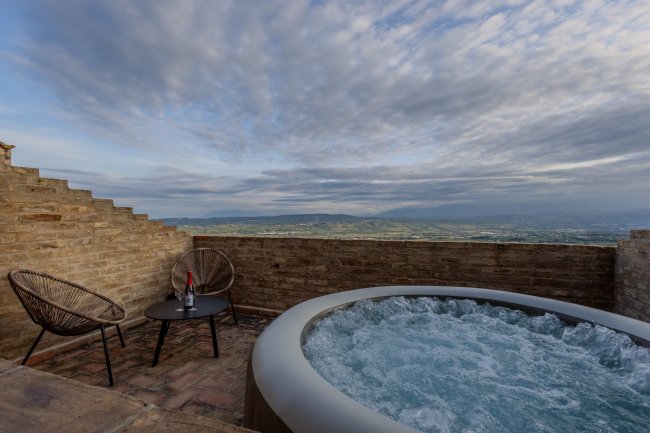 Una vasca idromassaggio con vista panoramica.