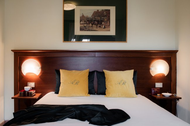 Letto matrimoniale con cuscini gialli.