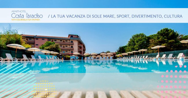 Una grande piscina con sdraio e ombrelloni.