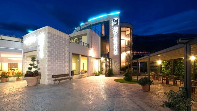 Edificio moderno illuminato di sera.