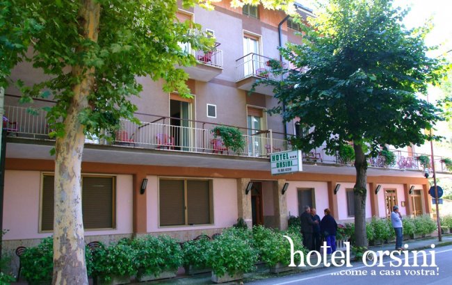 Facciata di un hotel con balconi.