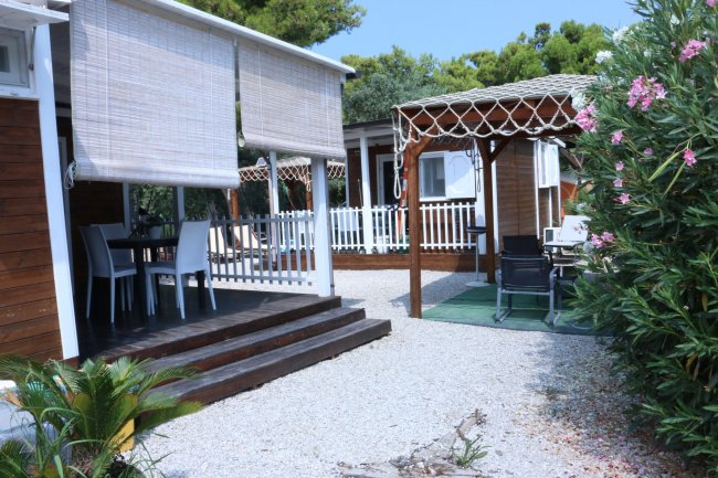 Verande esterne con sedie e pergola.
