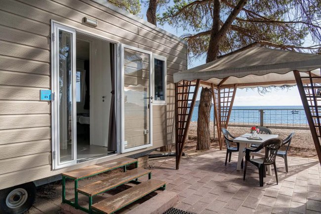 Casa mobile con veranda vista mare.