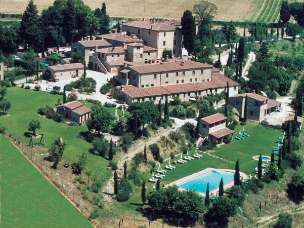 Veduta aerea di un agriturismo con piscina e giardini.