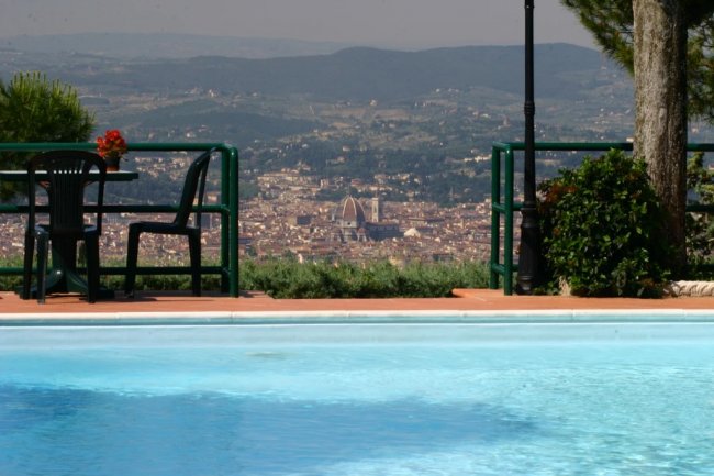 Piscina con vista sulla città in lontananza.