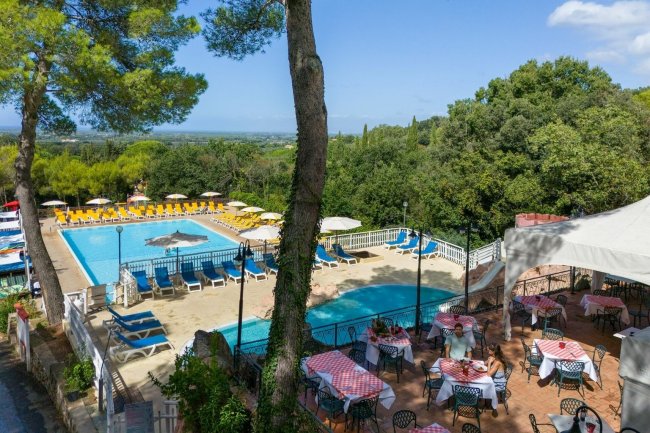 Piscine con lettini e ristorante all'aperto.